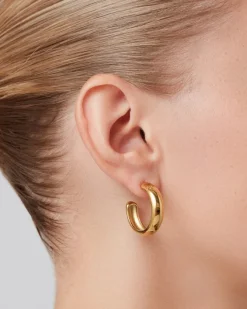 Staple Medium Hoop Earrings in gold